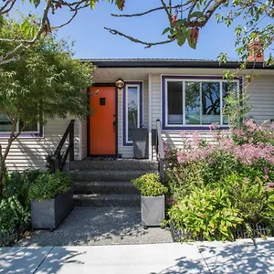  Holiday home The Orange Door Canada